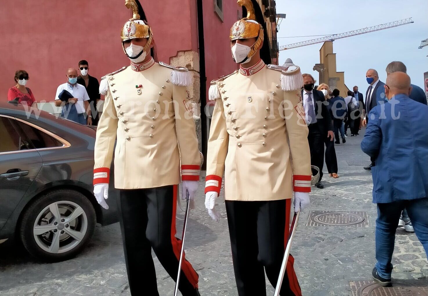 Motovedette in mare e un lungo corteo di auto all’arrivo di Mattarella a Pozzuoli – LE FOTO