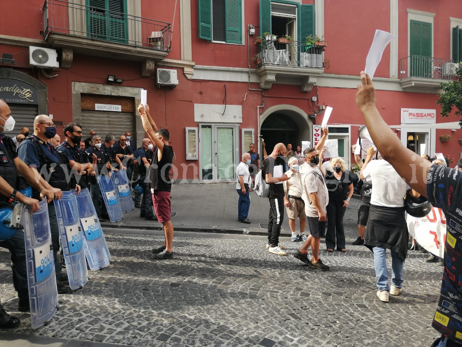 Mattarella a Pozzuoli: corteo dei disoccupati in piazza – LE FOTO
