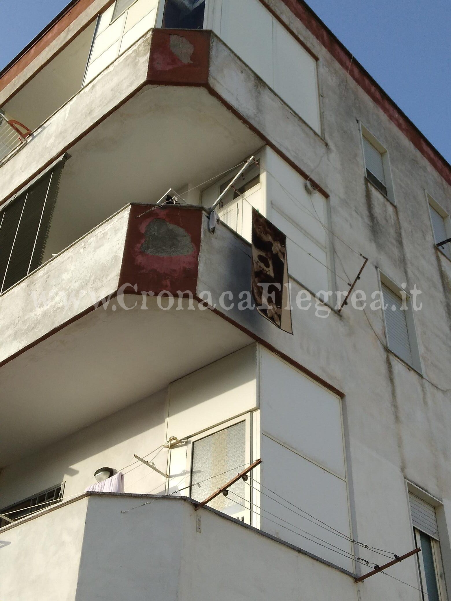 I LETTORI SEGNALANO/ «A Monterusciello c’è un condominio fatiscente: chiediamo alle autorità di intervenire»