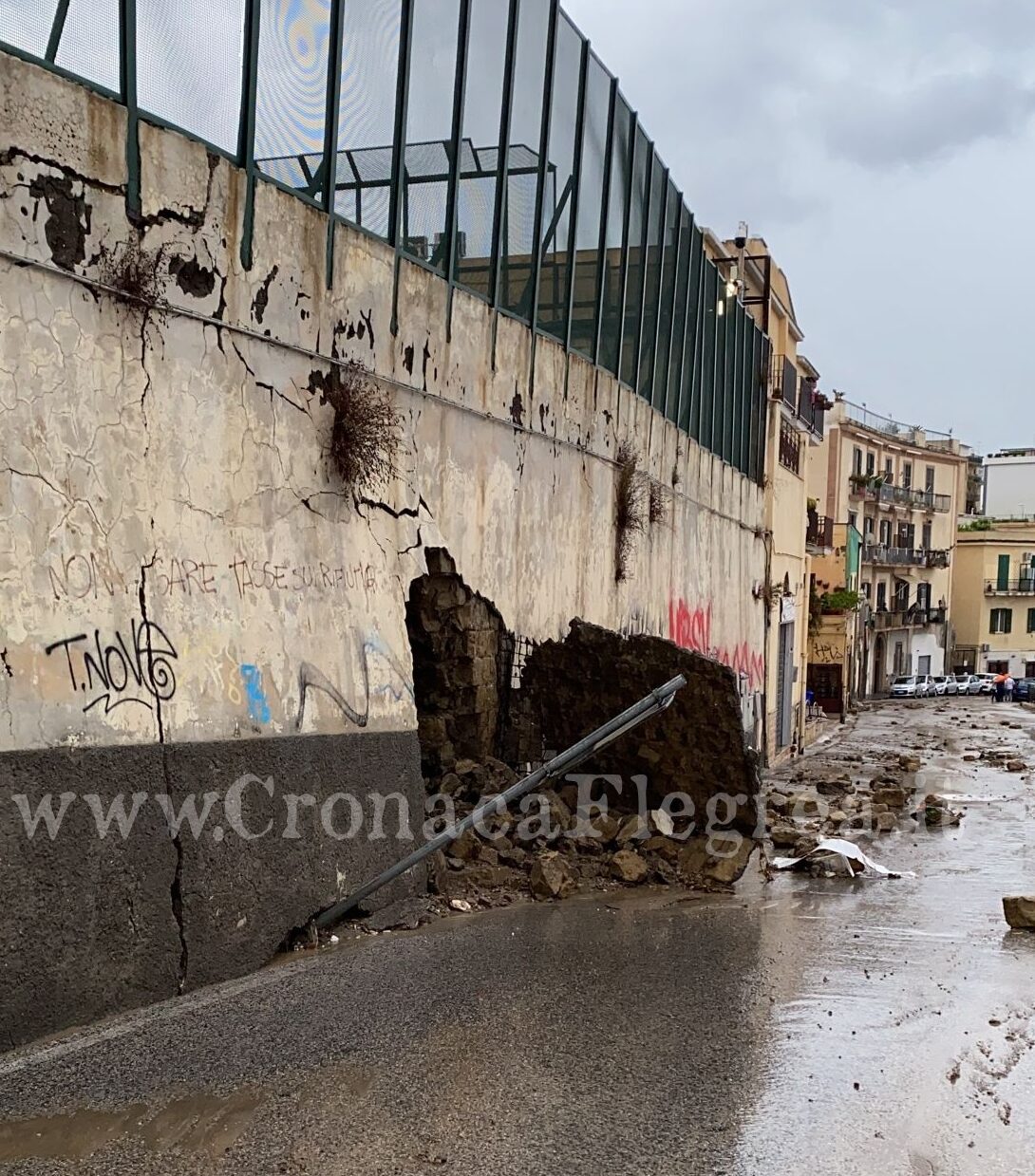 Il maltempo flagella Pozzuoli: crolla il muro del carcere femminile