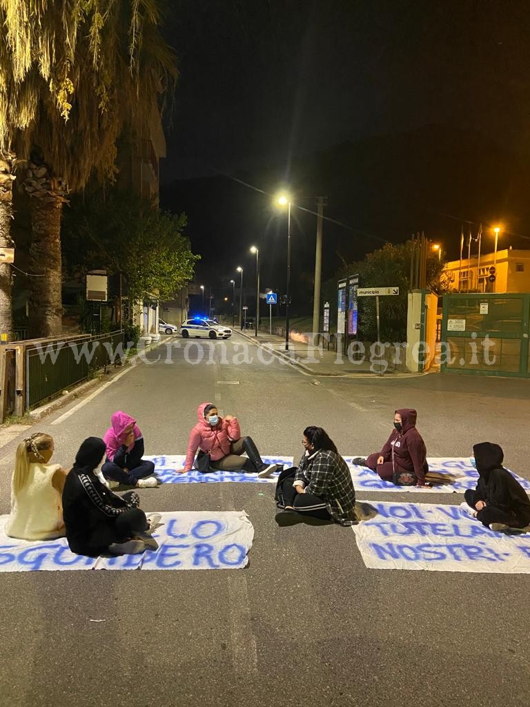 Sit-in notturno davanti al Comune, il grido delle mamme di Monterusciello: «No allo sgombero»