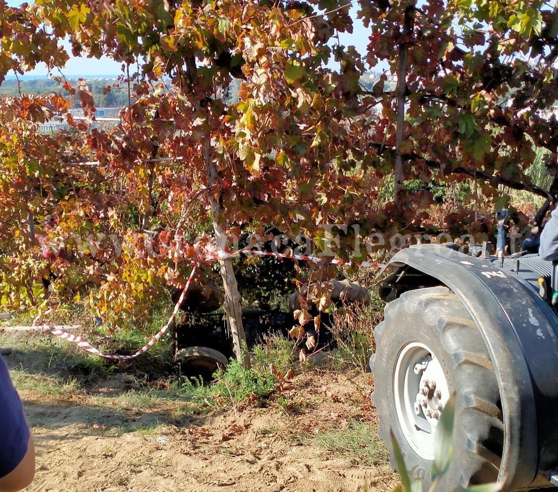 Tragedia a Pozzuoli: si ribalta il trattore, 72enne muore in campagna – LE FOTO