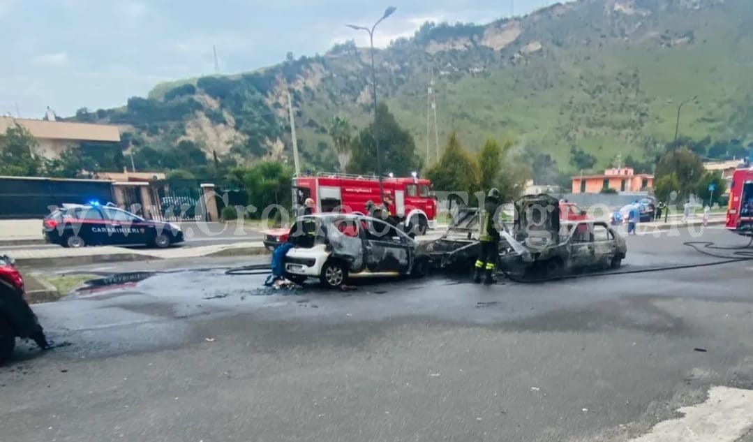 POZZUOLI/ Inferno di fuoco al Rione Toiano: incendiate quattro auto – LE FOTO