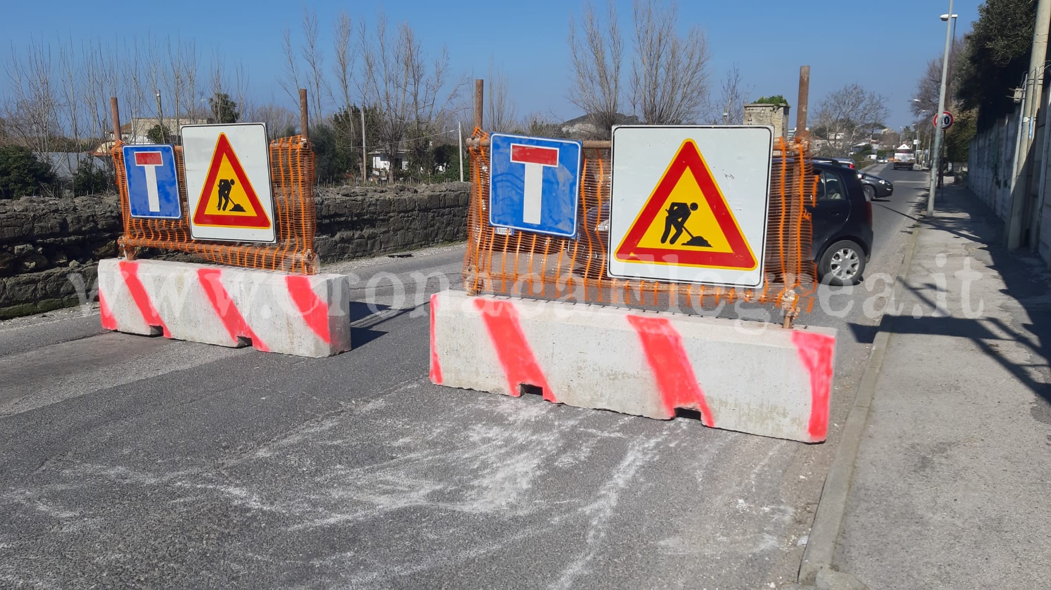 BACOLI/ Via Cuma chiude al transito, la polemica: «Cosa aspetta il Comune a divulgare la notizia?»