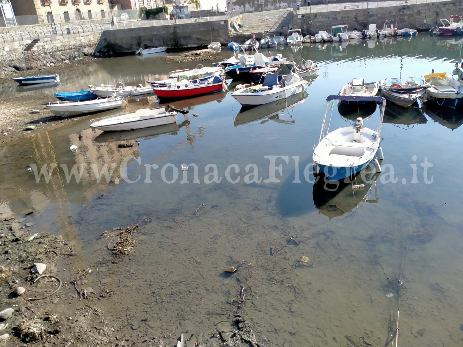 Darsena di Pozzuoli a secco: il fenomeno che si ripete – LE FOTO