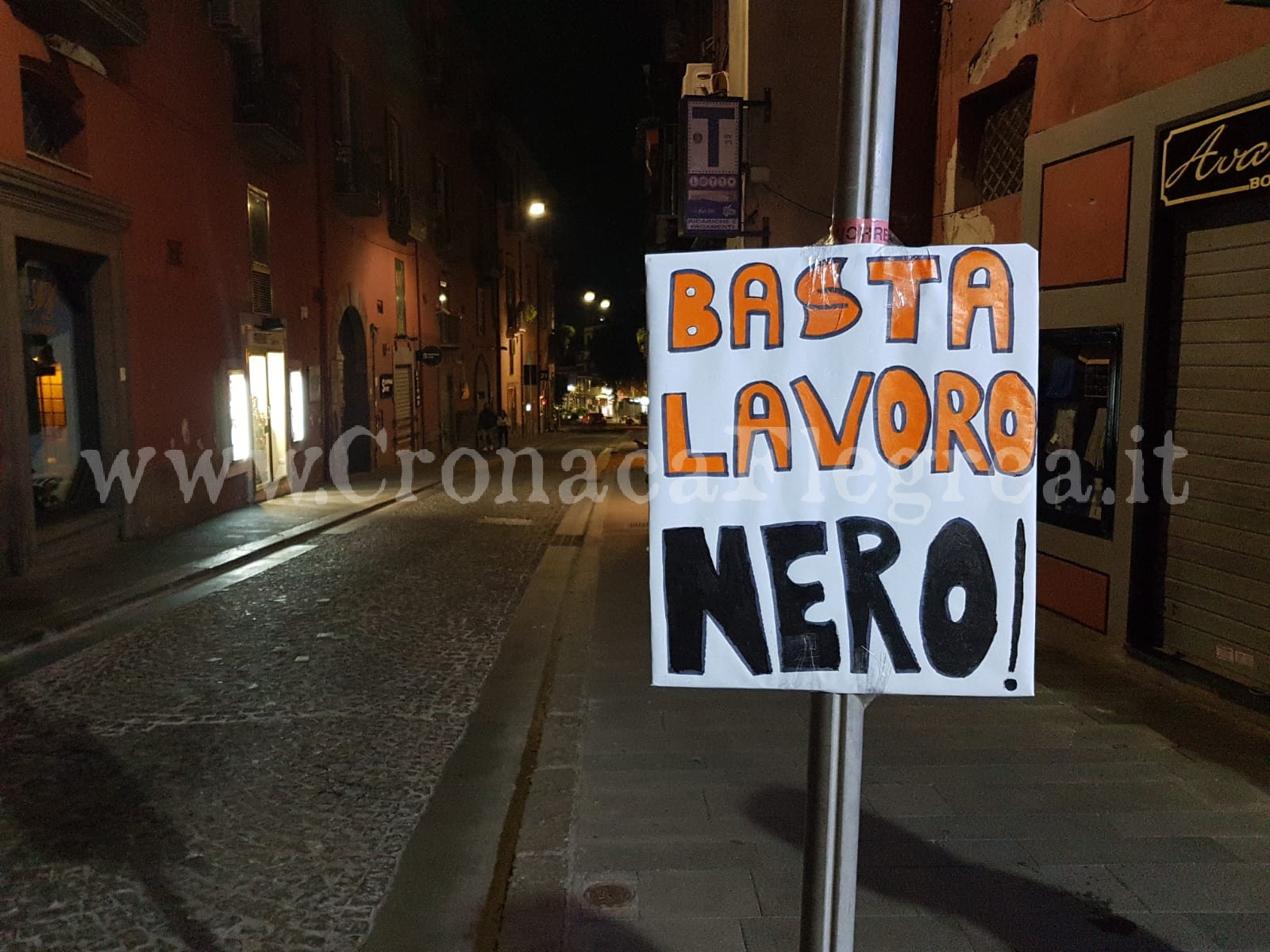 «Basta lavoro nero, vogliamo contratti e paghe dignitose», i cartelli invadono la città di Pozzuoli