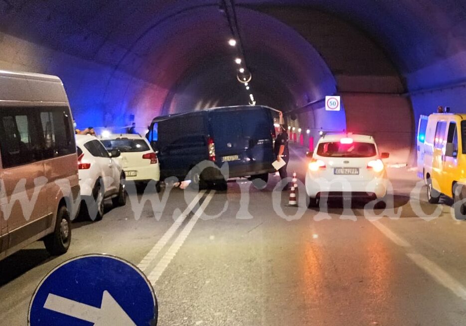 Spaventoso incidente nel tunnel tra Quarto e Pozzuoli: una persona ferita – LE FOTO