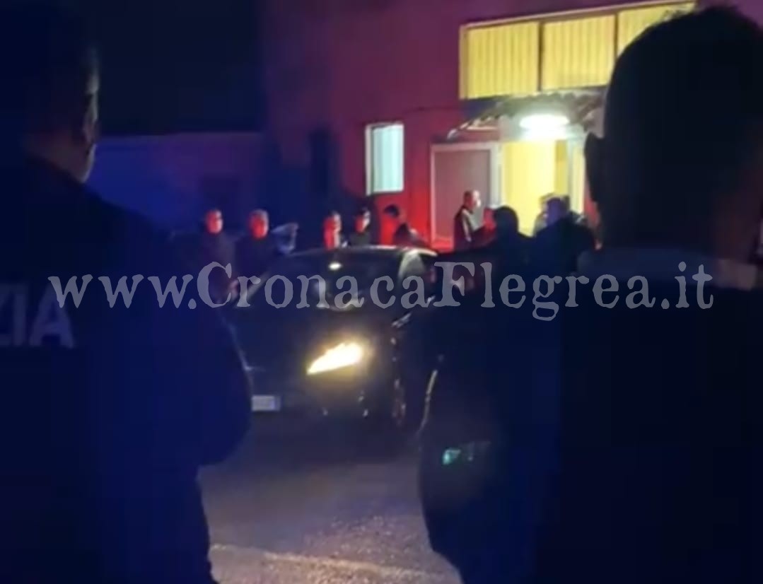 Caos a Bacoli: ex dipendente minaccia di darsi fuoco durante il consiglio comunale
