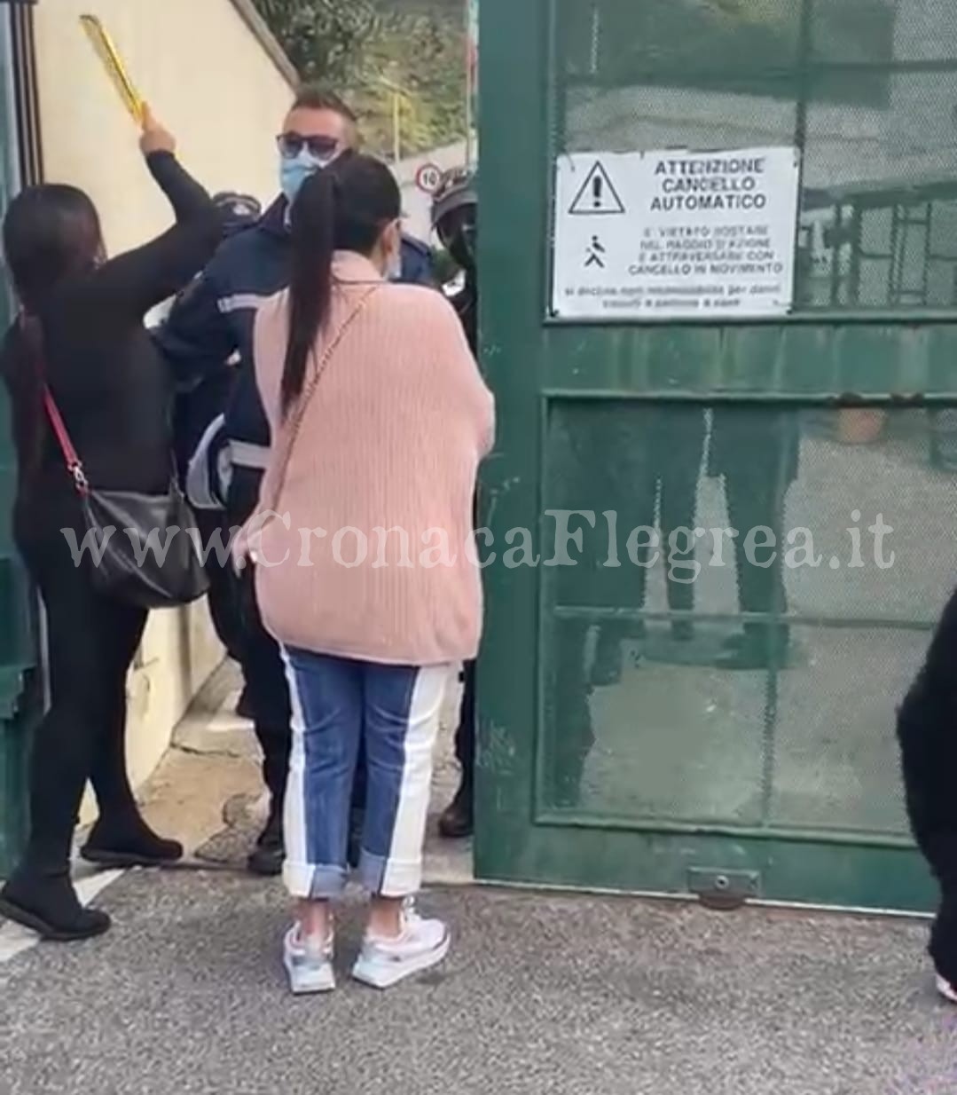 Tensioni al comune di Pozzuoli: continua la protesta degli occupanti abusivi