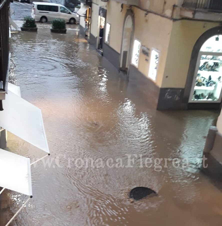 Maltempo, allagamenti a Pozzuoli e nel centro storico – LE FOTO