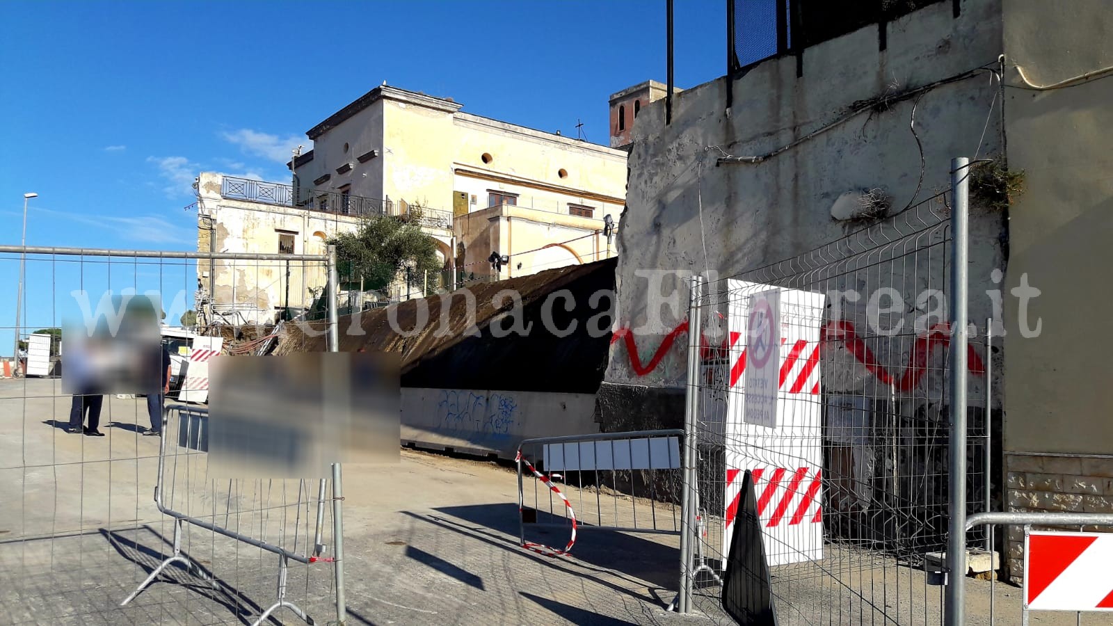 POZZUOLI/ Abbattuto il muro del carcere: si va verso la riapertura di via Pergolesi
