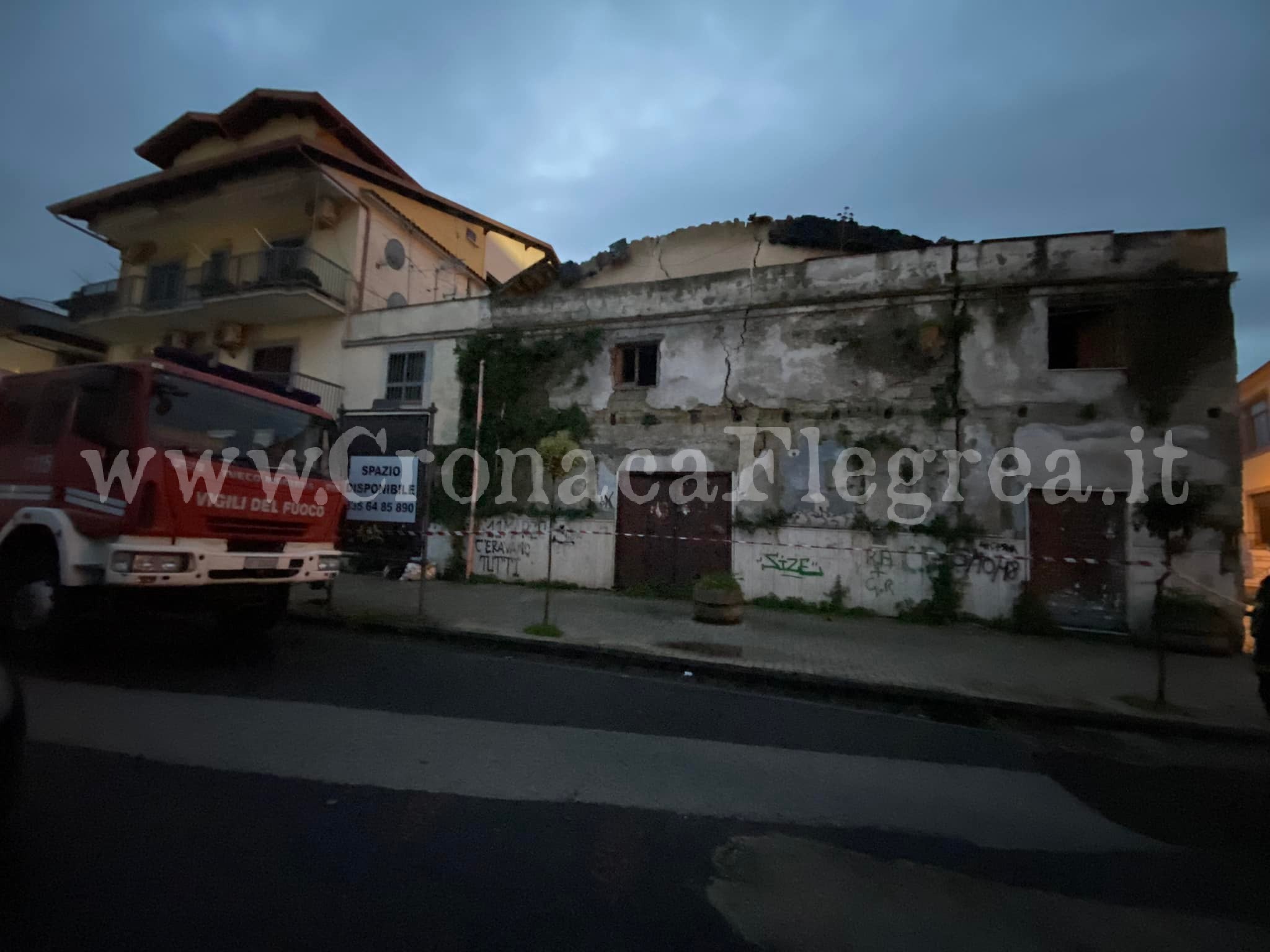 QUARTO/ Crolla il tetto dell’ex cinema S. Maria, evacuate 6 famiglie e chiusa la scuola Viviani