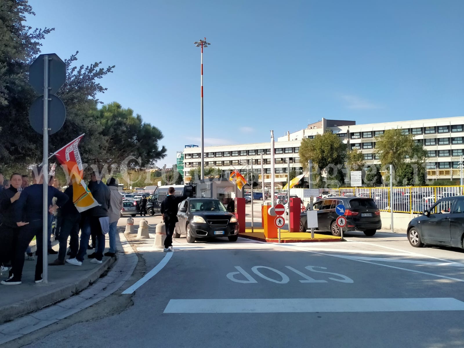 Caos e proteste nel parcheggio dell’ospedale di Pozzuoli