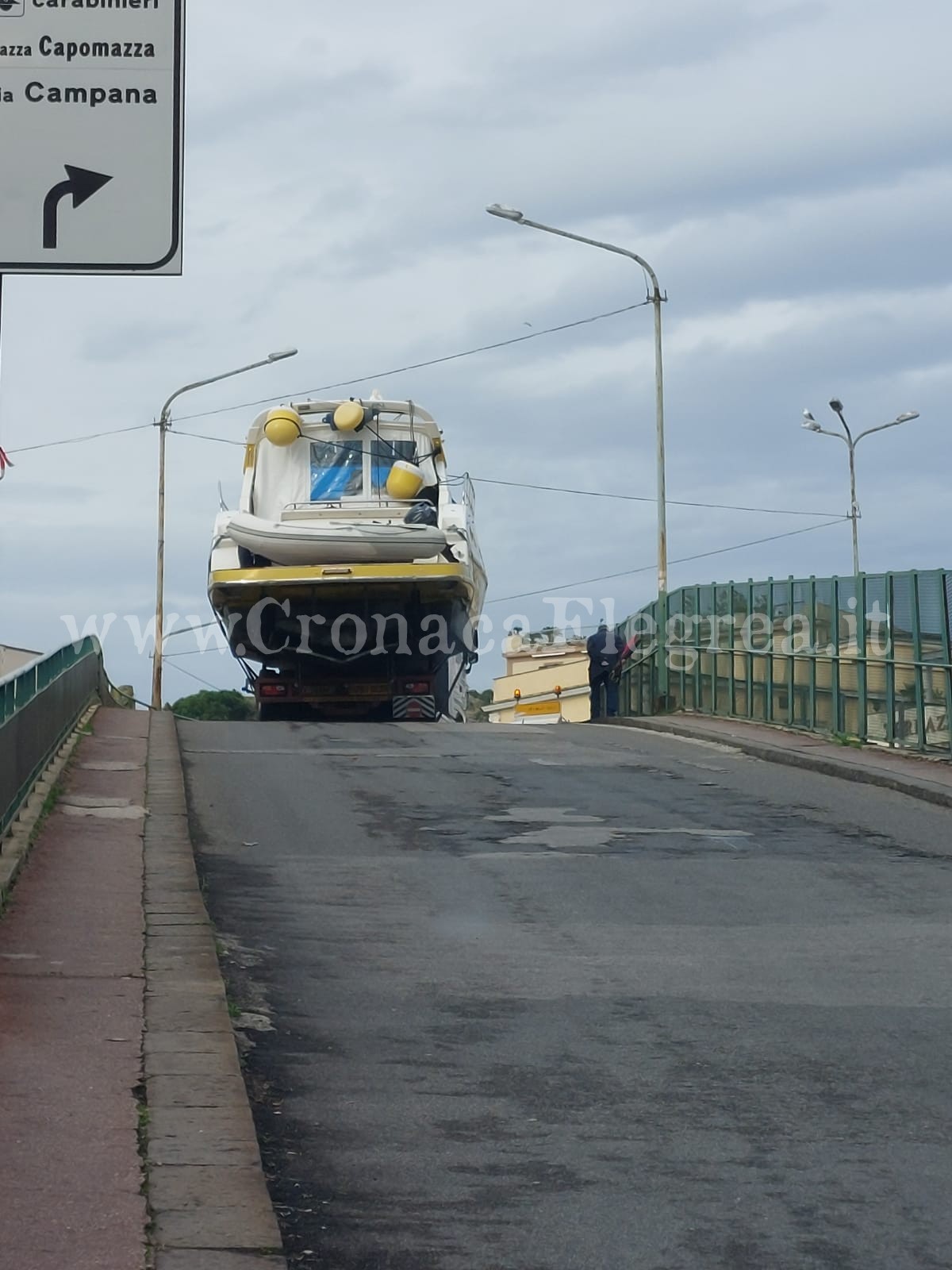 Camion resta senza benzina e blocca mezza Pozzuoli