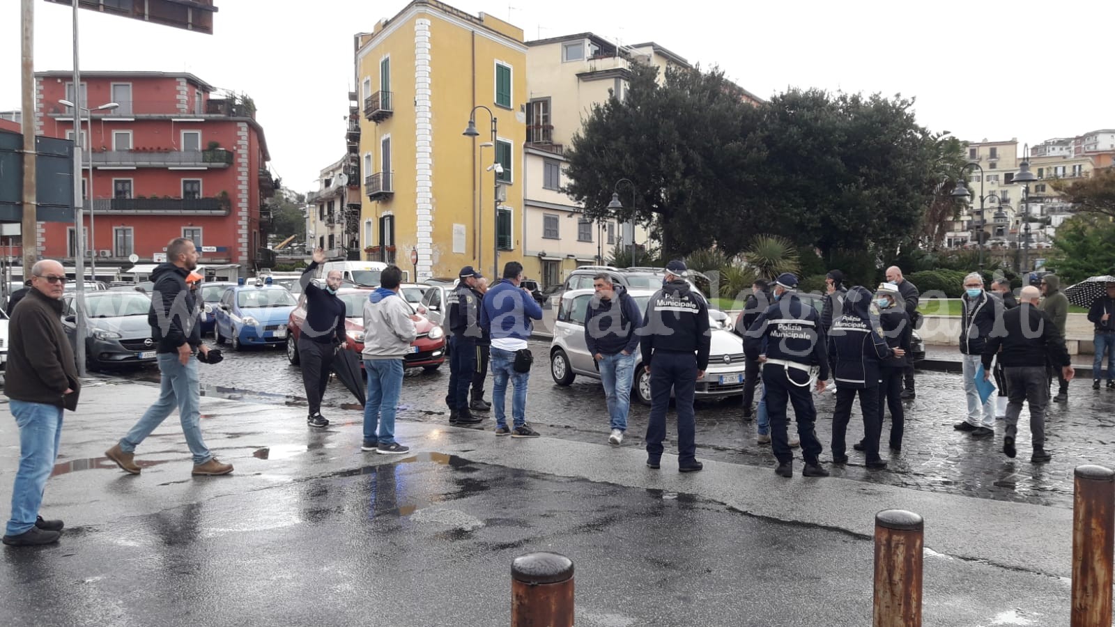 POZZUOLI/ Controlli su accessi e green pass al mercato del pesce: protestano i venditori