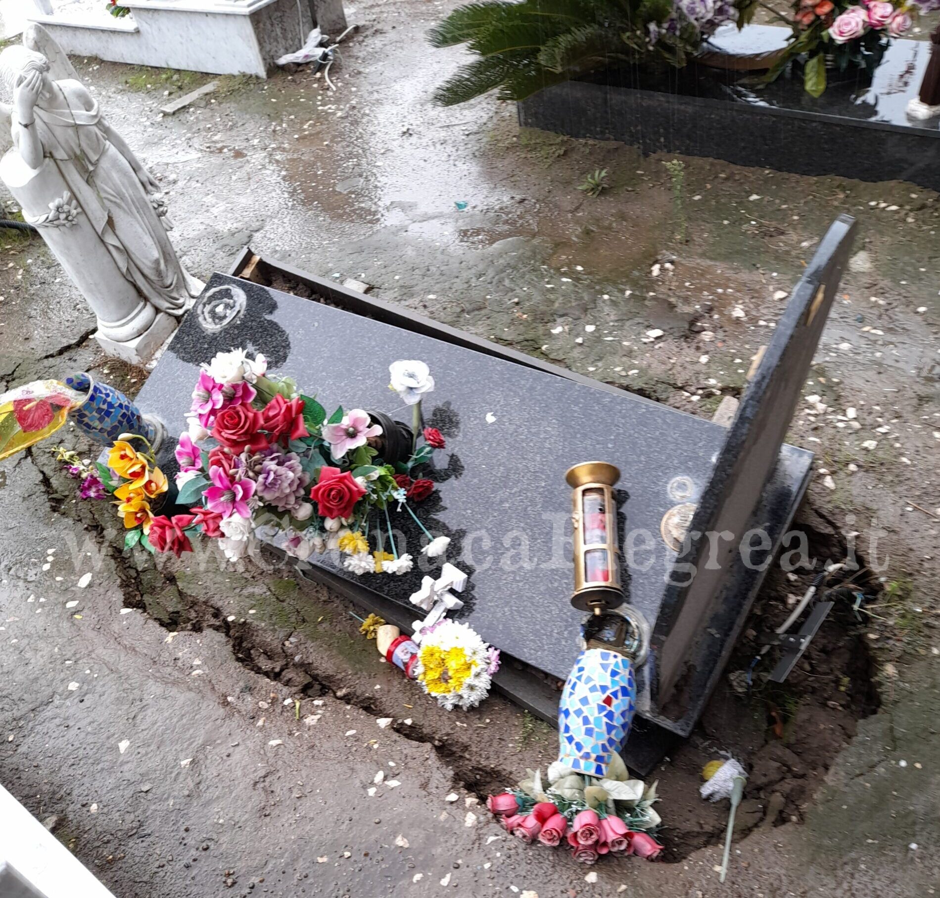 Maltempo, sprofondano le tombe al cimitero di Pozzuoli – LA FOTO