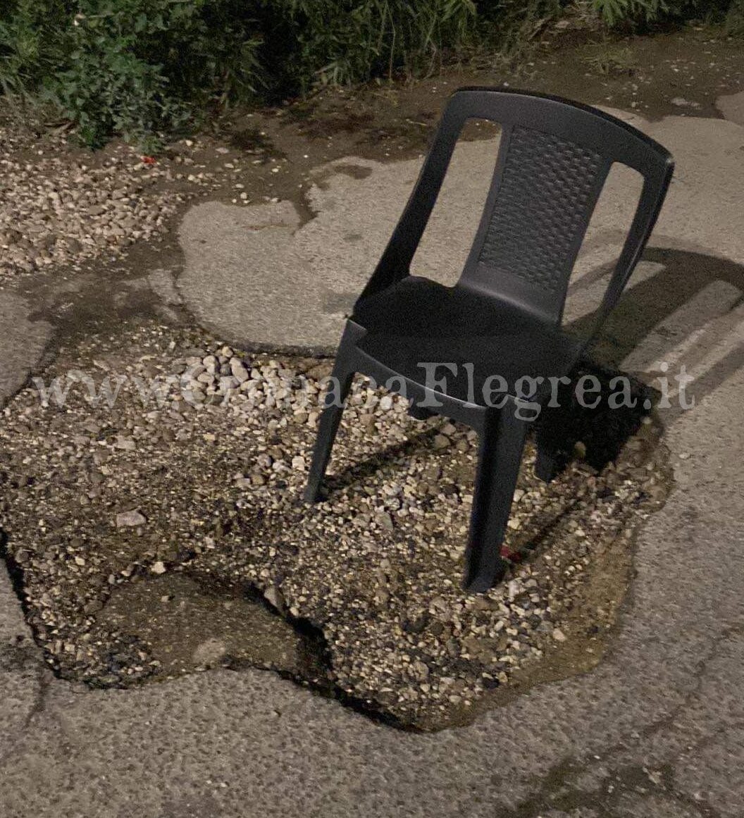 POZZUOLI/ «Costretti a usare sedie per “tappare” le buche che il comune di Pozzuoli non vede»
