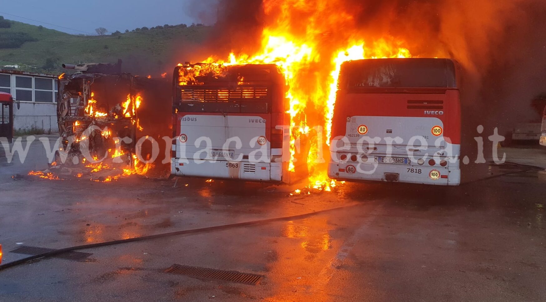 Incendio nel deposito CTP di Pozzuoli: distrutti 3 pullman – LE FOTO