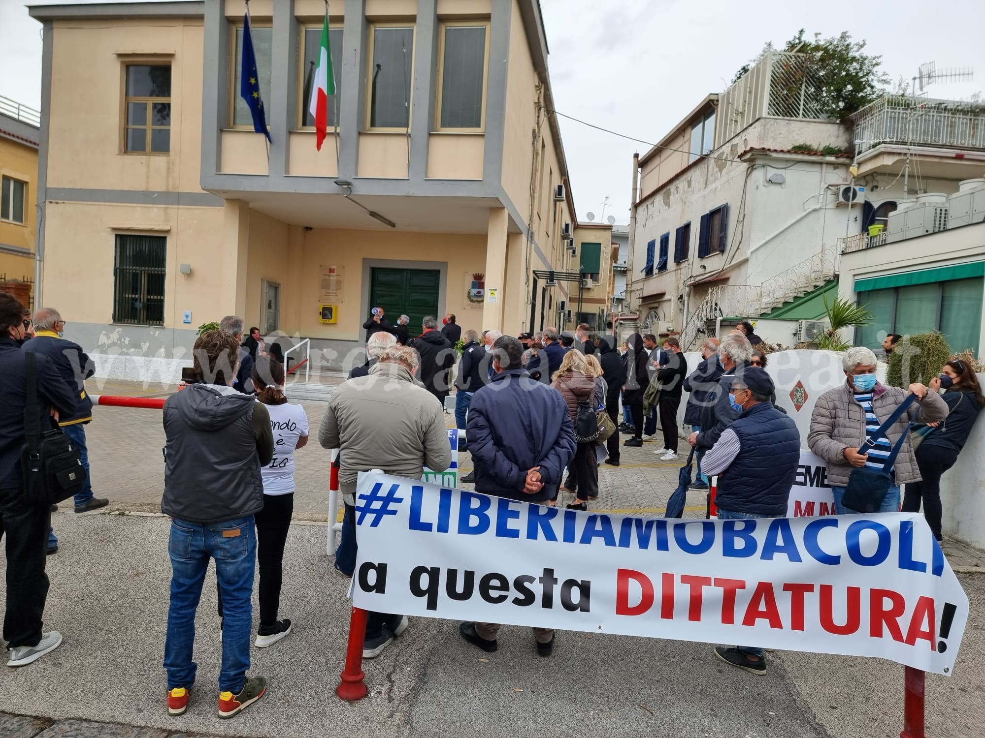 A Bacoli manifestazione contro il sindaco Josi Della Ragione – LE FOTO