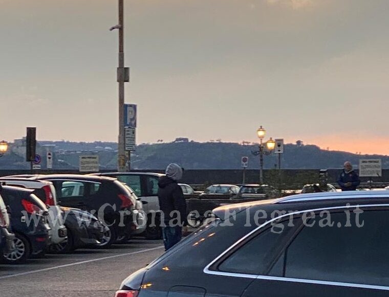 POZZUOLI/ I parcheggiatori abusivi non mollano: presa ancora di mira la zona del porto – LA FOTO