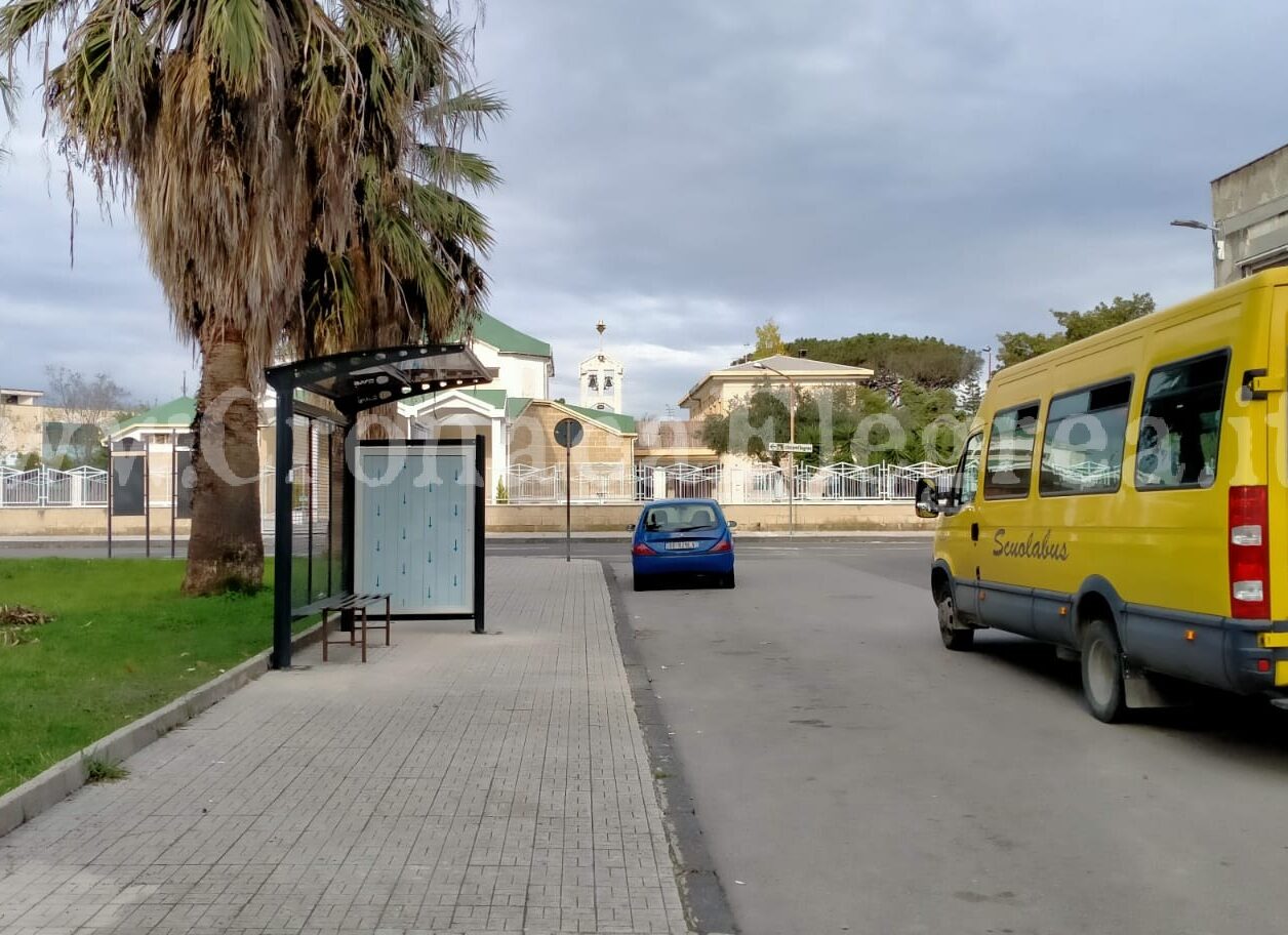 Credevano di stare a Londra, ma era Licola: operai montano pensilina per i bus al contrario – LE FOTO