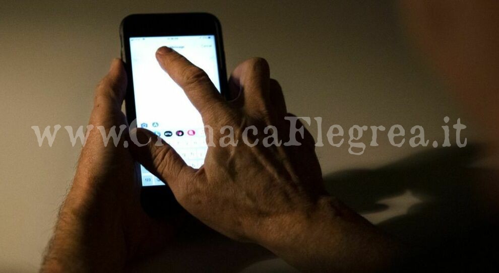 Adescava disabili e si faceva inviare video porno, poi le ricattava: le vittime di Monte di Procida e Pozzuoli. Arrestato 33enne