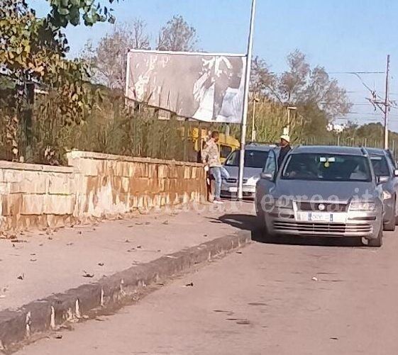 POZZUOLI/ Furti, rapine, taxi abusivi e auto rubate: Licola Borgo è terra di nessuno – LE FOTO