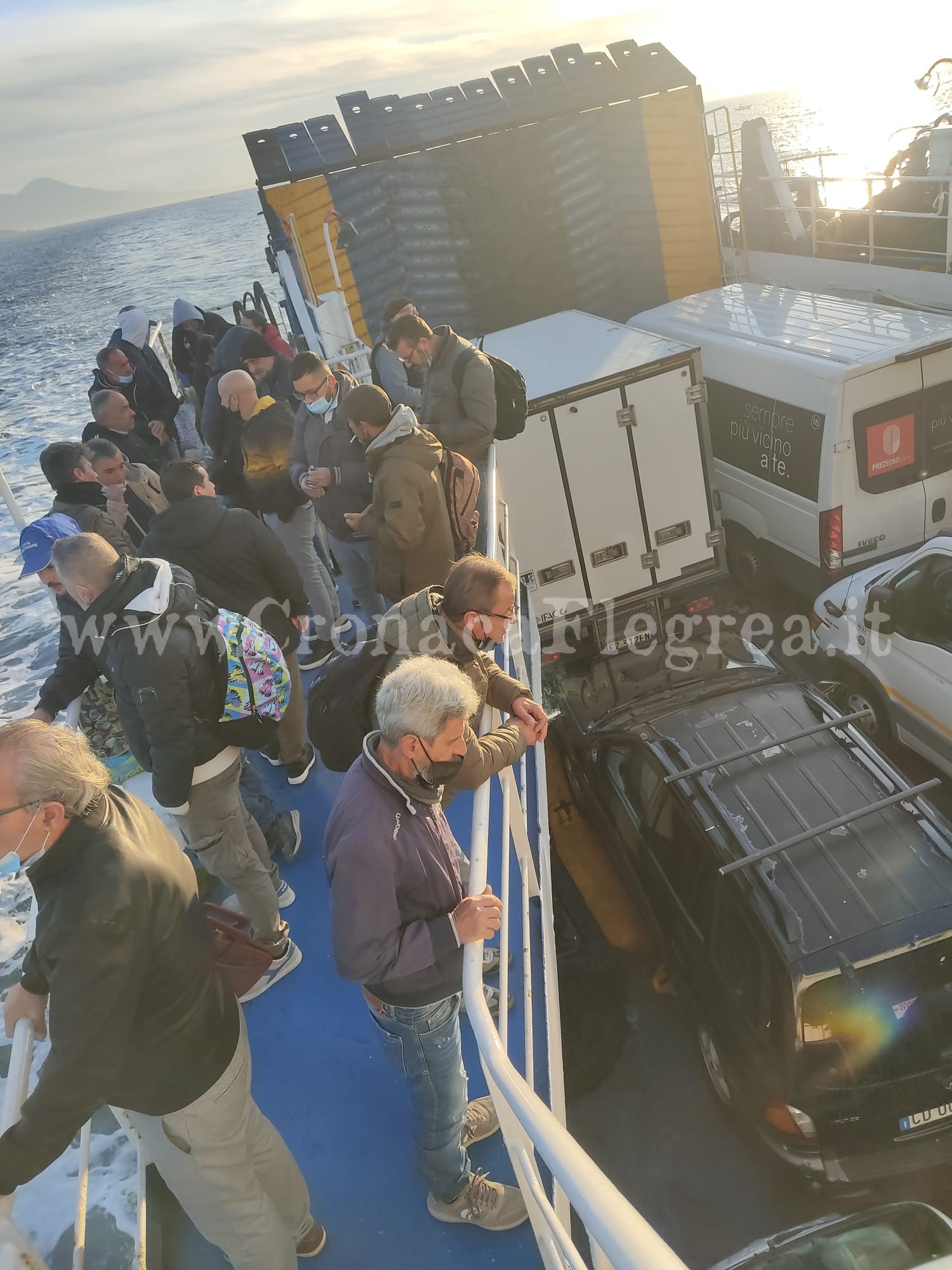 Da Pozzuoli a Procida costretti a viaggiare sul ponte del traghetto «Mancano le scialuppe di salvataggio» – LE FOTO