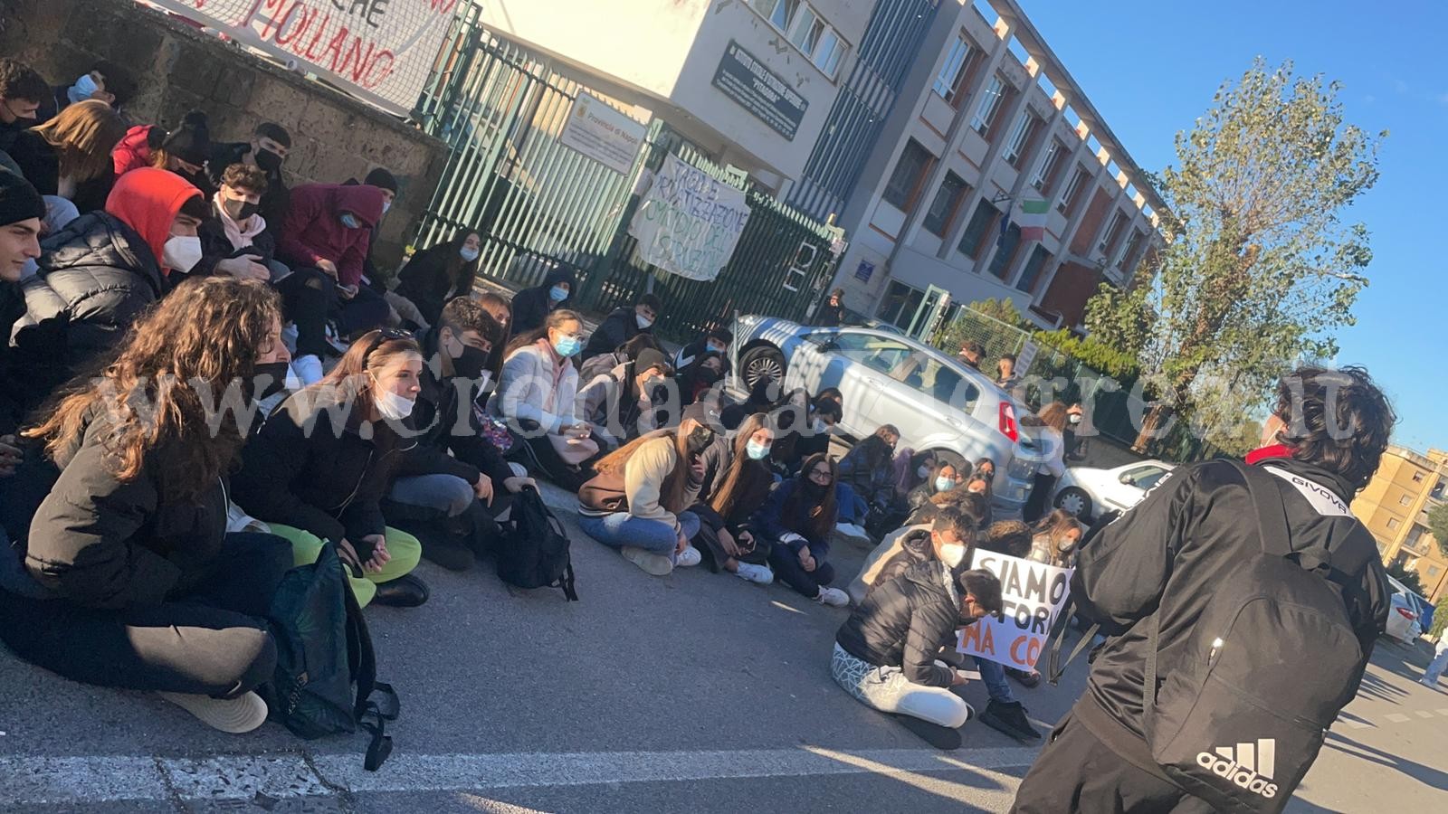 POZZUOLI/ Termosifoni non funzionanti e bagni guasti al Pitagora, studenti in protesta