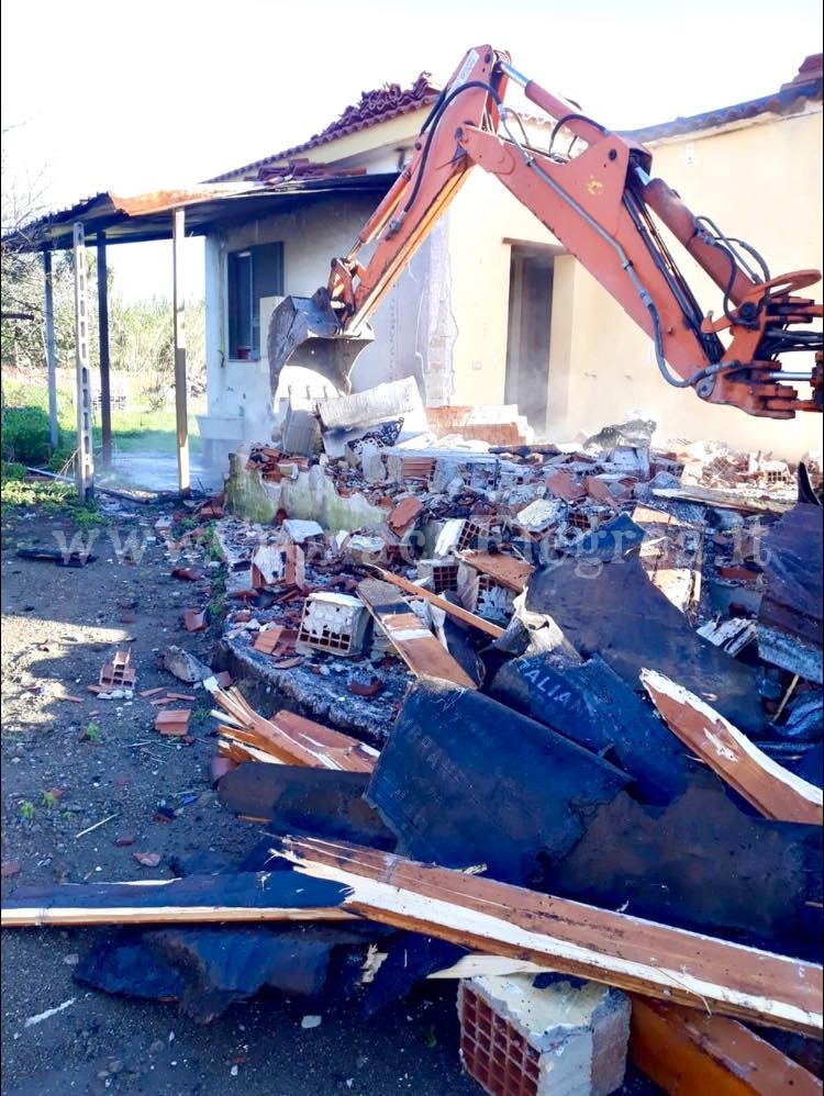 Ruspe in azione a Bacoli, demolita una villetta abusiva