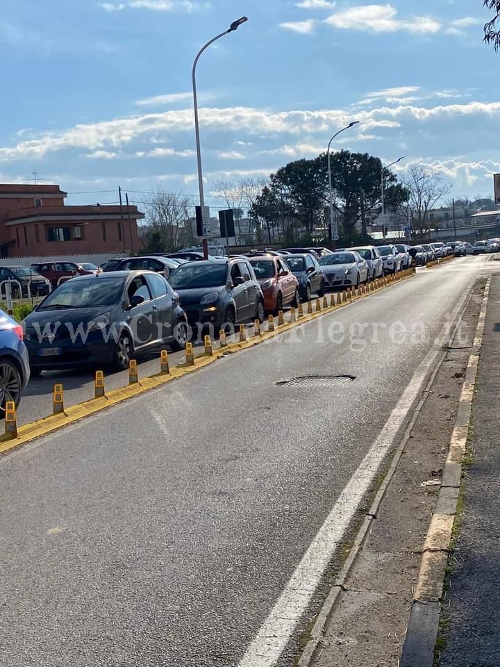 Caos tamponi: lunga fila di auto all’ospedale di Pozzuoli