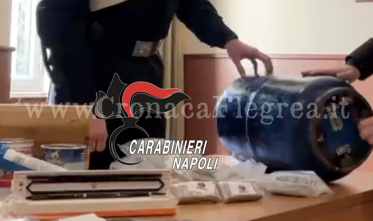 Carabinieri arrestano 4 persone: in casa nascondigli per la droga e un laboratorio per taglio e confezionamento