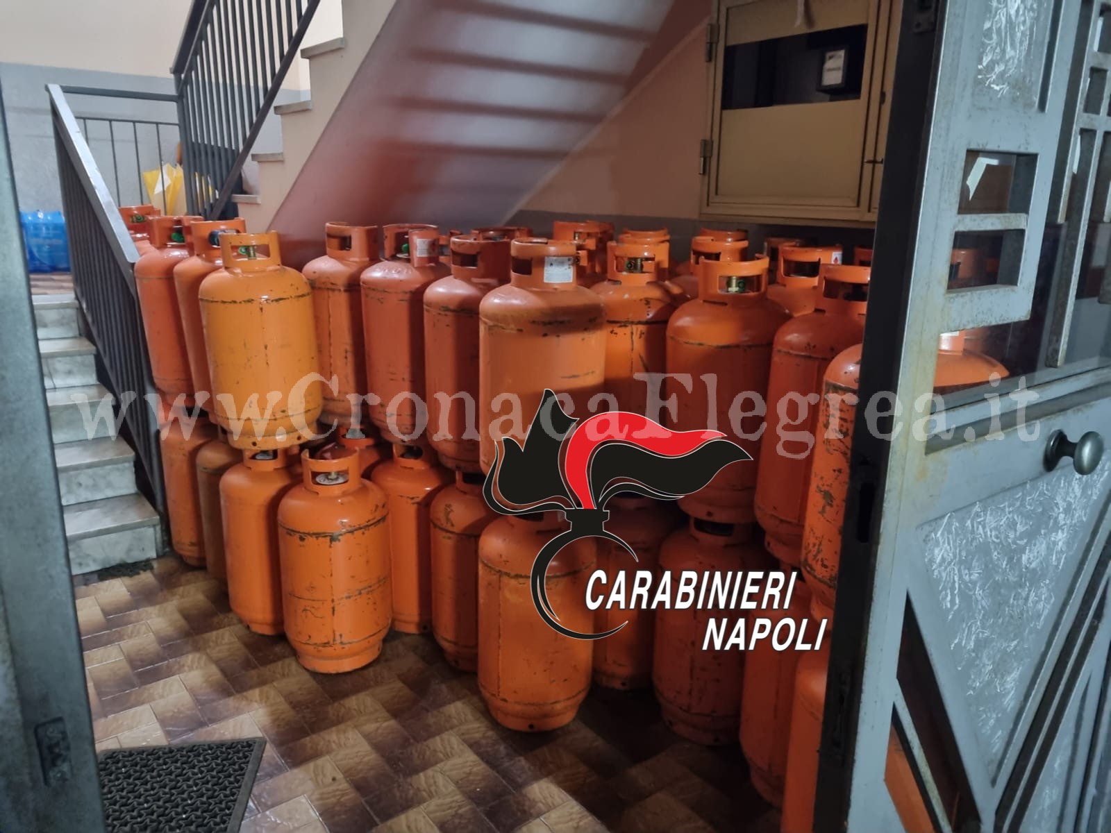 Oltre 100 bombole di gas custodite in un palazzo, denunciato un 26enne – LA FOTO