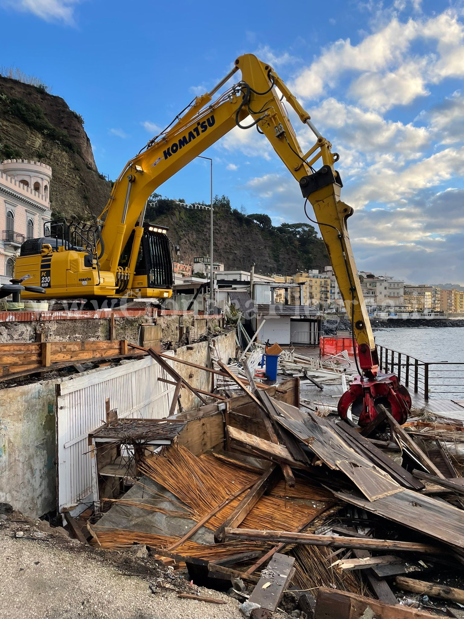 Opere abusive su stabilimento balneare a Pozzuoli, iniziati i lavori di abbattimento