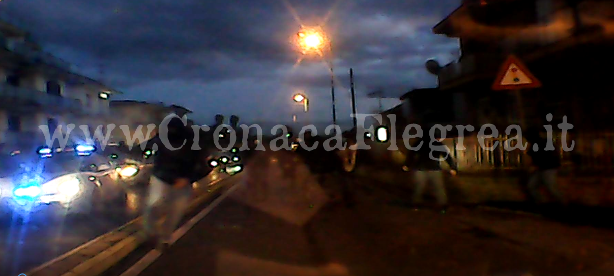 POZZUOLI/ Aggressione dopo Puteolana-Ercolanese: gruppo ultras sfascia un’auto nel traffico – LE FOTO
