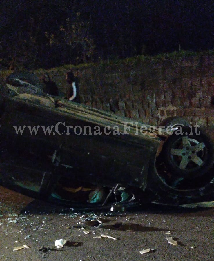 POZZUOLI/ Ubriachi si capovolgono con l’auto e scappano: inseguiti e bloccati dai vigili – LE FOTO