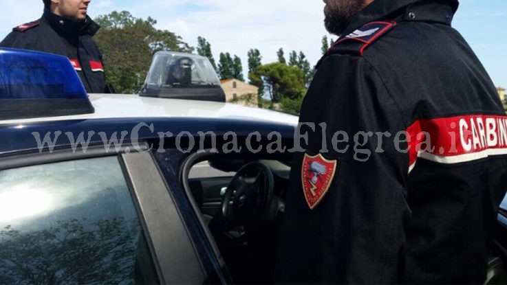 MONTE DI PROCIDA/ Dà fuoco alle sterpaglie e minaccia i carabinieri con un martello, arrestato un 56enne