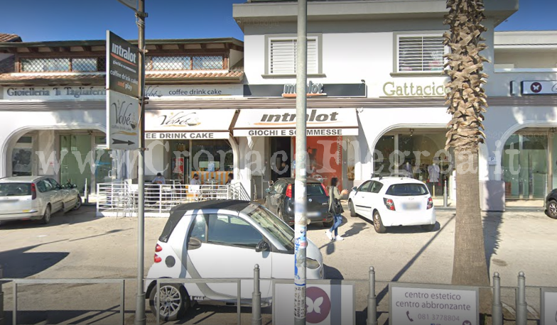 Bomba contro sala scommesse Intralot di Varcaturo: danneggiata la vetrata