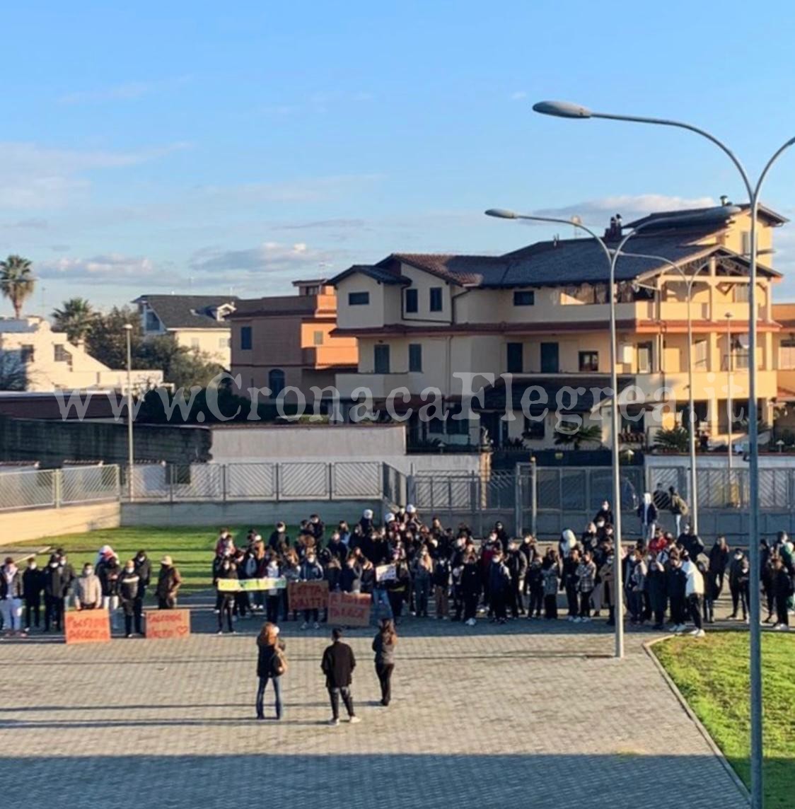 POZZUOLI/ Protesta degli studenti dell’istituto Falcone «Sbigottiti dal comportamento della preside»