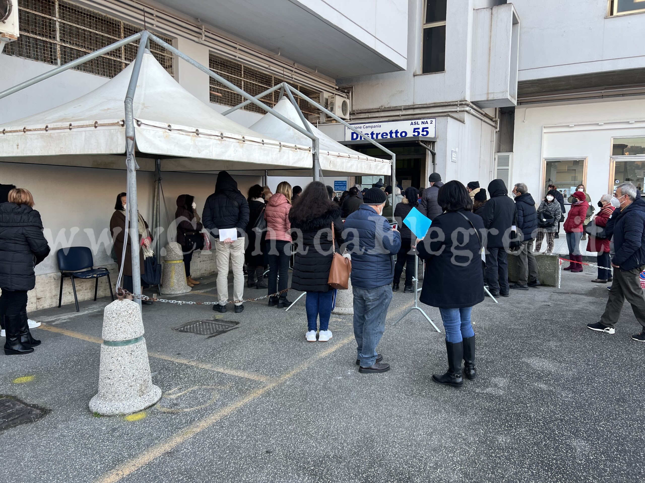 BACOLI/ «In fila dalle 5 del mattino: vi racconto il caos all’Asl di Cappella» – LE FOTO