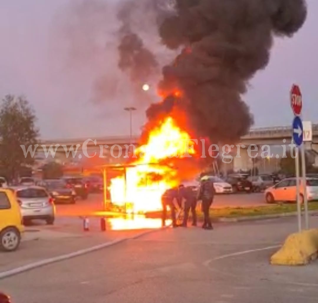 QUARTO/ Fiamme nel parcheggio del centro commerciale: incendiati i carrelli – FOTO