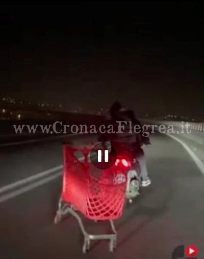QUARTO/ Rubano il carrello della spesa con lo scooter, il video è virale