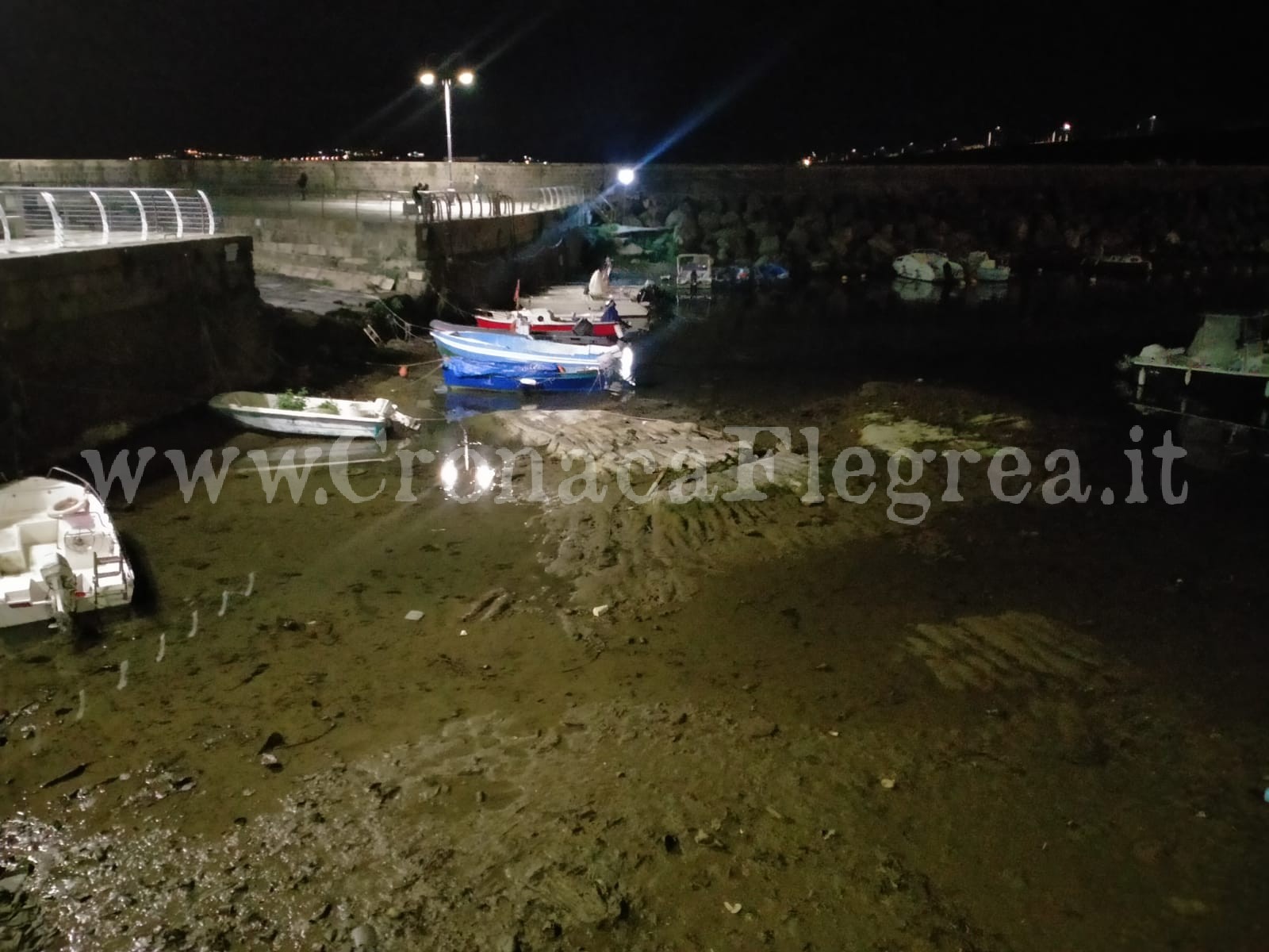 Bradisismo e bassa marea: prosciugata la Darsena di Pozzuoli – LE FOTO