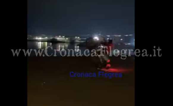 Follie notturne sul porto di Pozzuoli: in moto su una ruota lungo la banchina – IL VIDEO