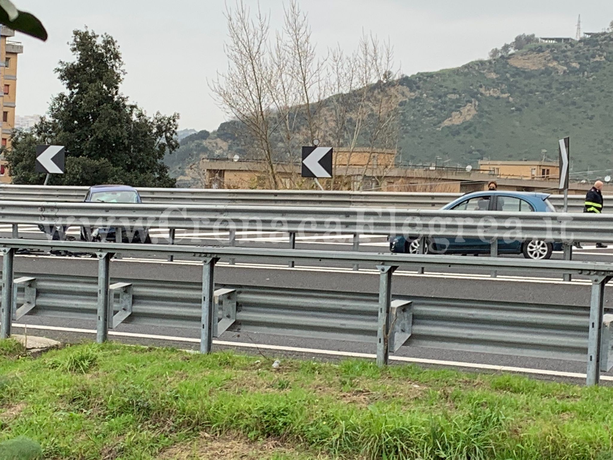 POZZUOLI/ Auto contro il guardrail: chiusa la Variante in direzione Monterusciello