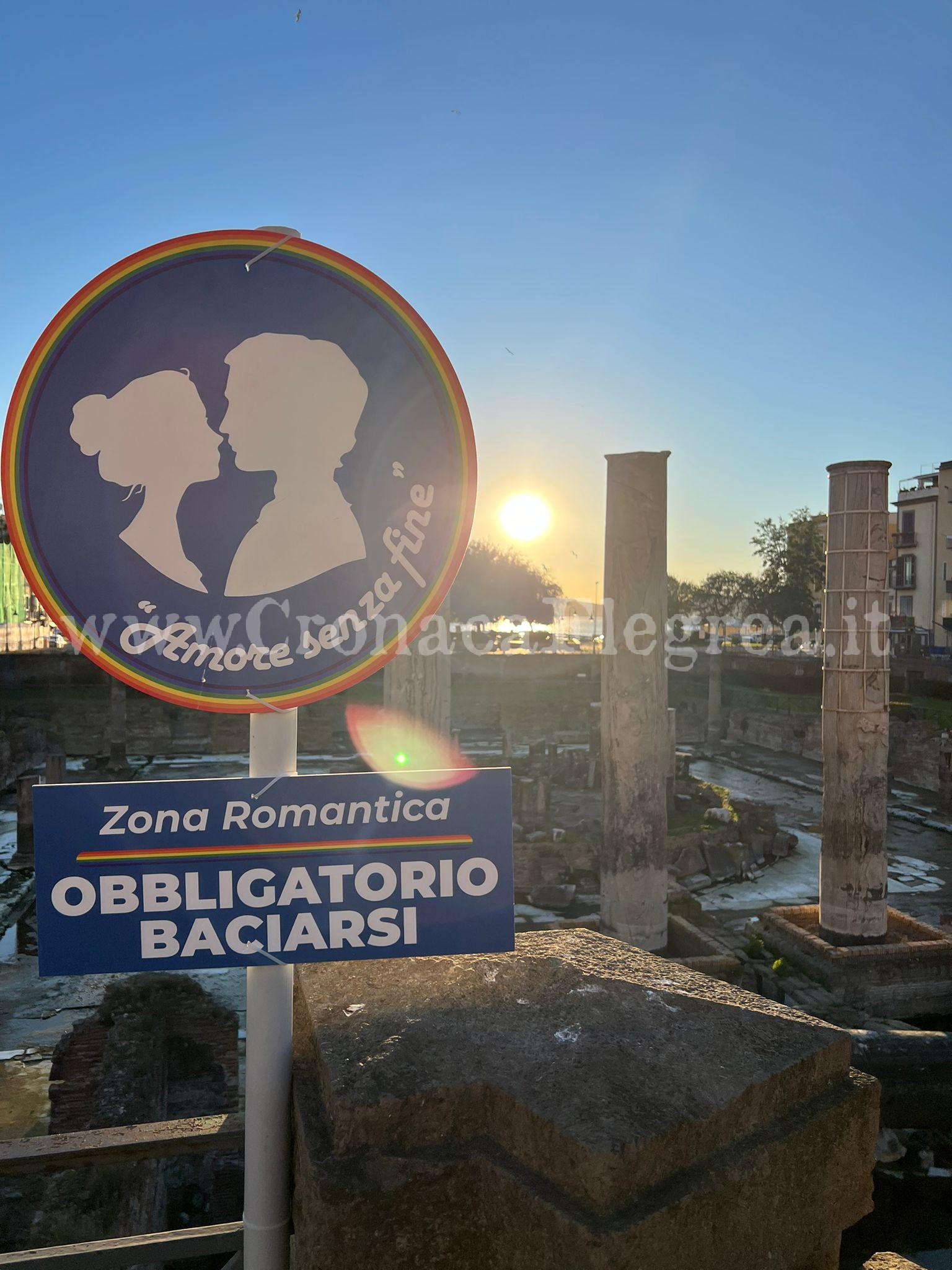 Zone romantiche a Pozzuoli, scatta l’obbligo di baciarsi – LE FOTO