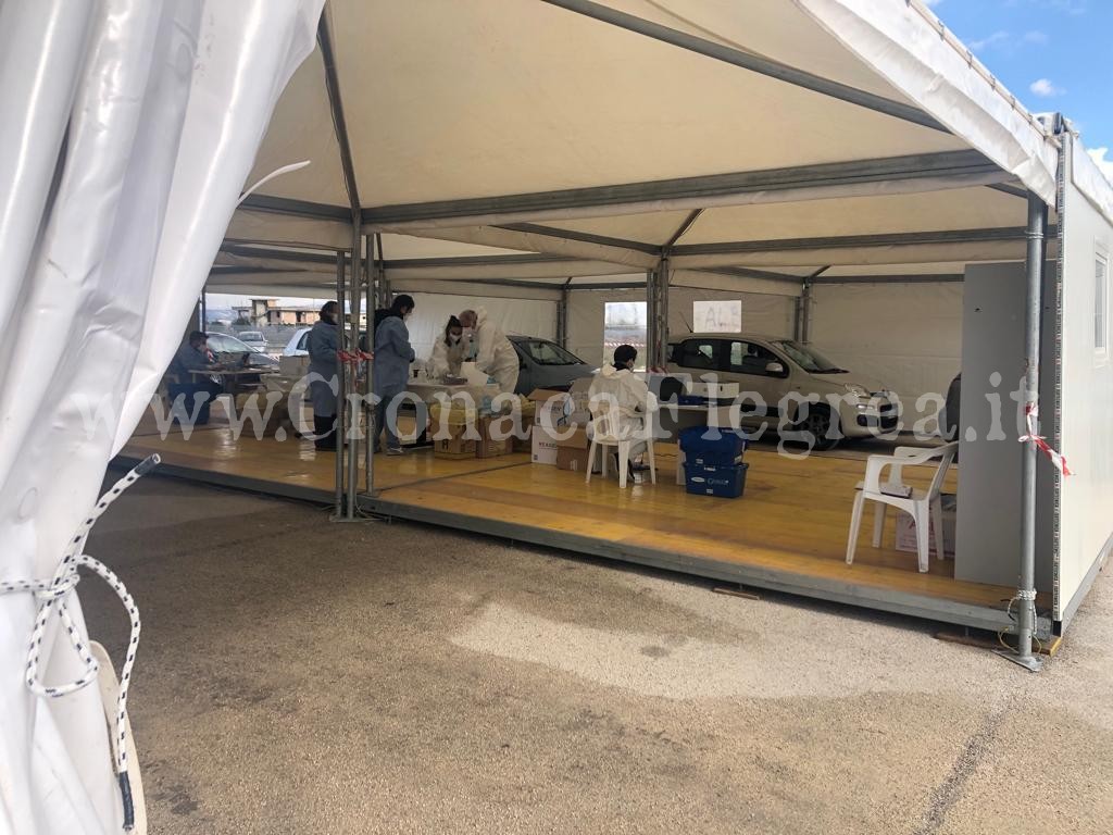 Un drive-in delle farmacie pubbliche con tamponi antigenici gratuiti per i pazienti