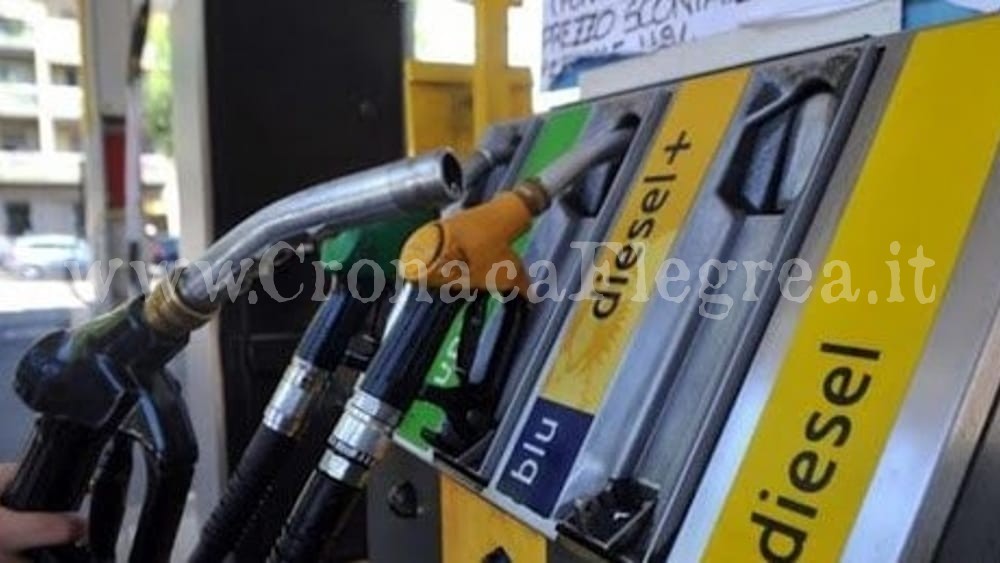VARCATURO/ Fa rifornimento e scappa: benzinaio trascinato dall’auto per metri