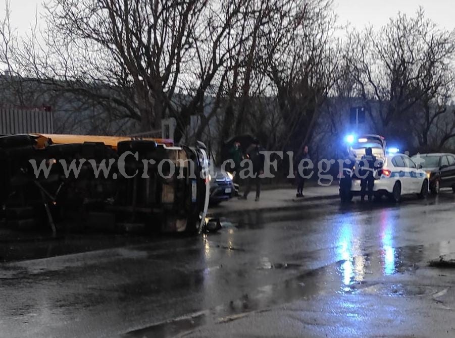 POZZUOLI/ Scontro in via Campana, camion della “De Vizia” si ribalta: 3 feriti – LA FOTO