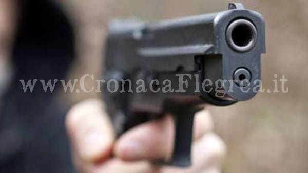 Spara 7 colpi di pistola dalla finestra di casa, denunciato un 58enne